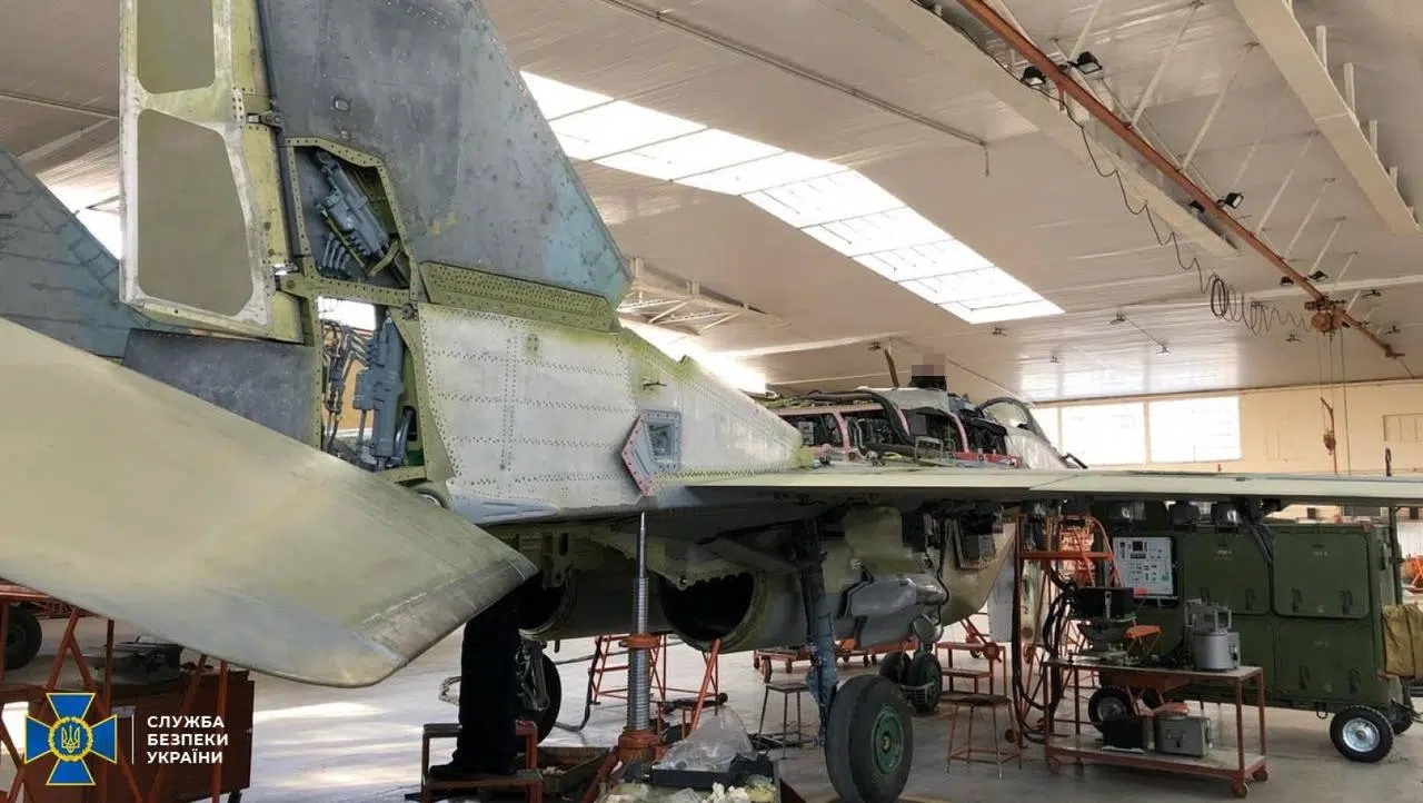 Ремонт військового літака в ангарі України