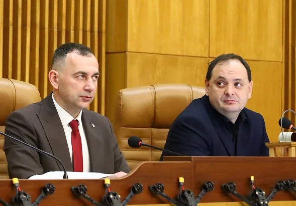 Двоє чоловіків на офіційній нараді в залі