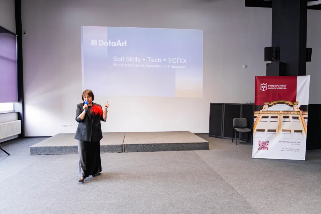 Жінка проводить презентацію про успіх у IT