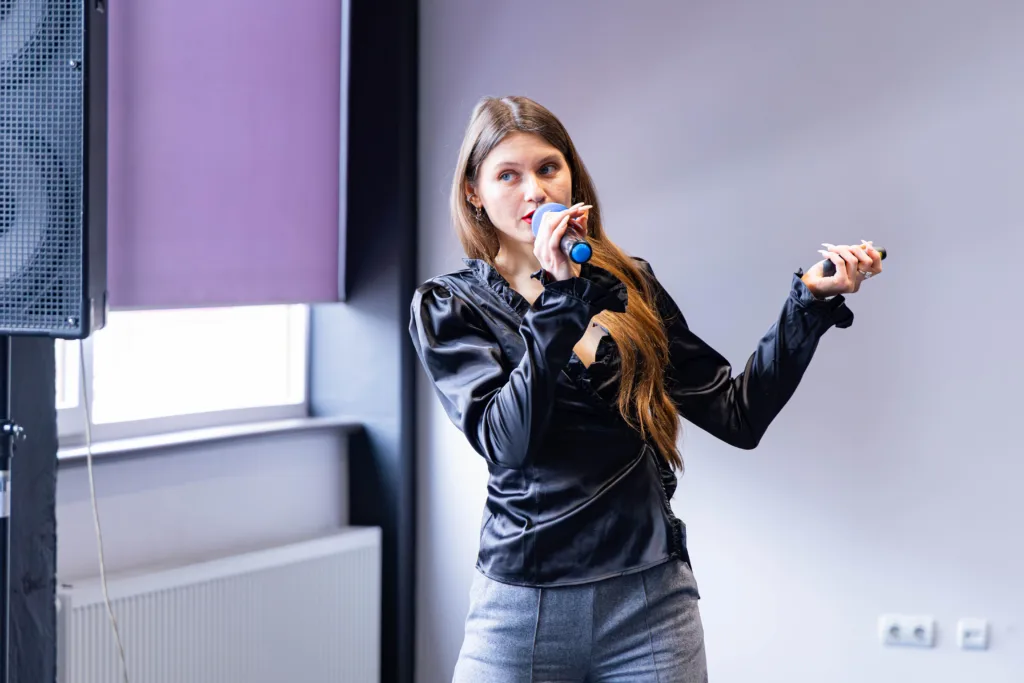 Жінка виступає з мікрофоном під час презентації