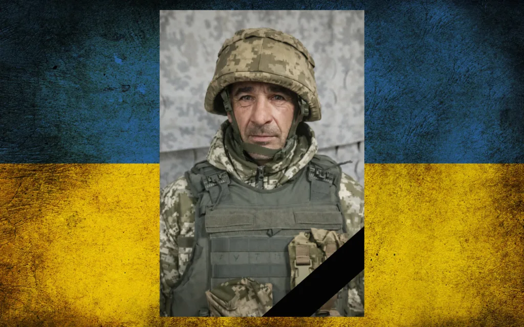 Український військовий на тлі прапора України