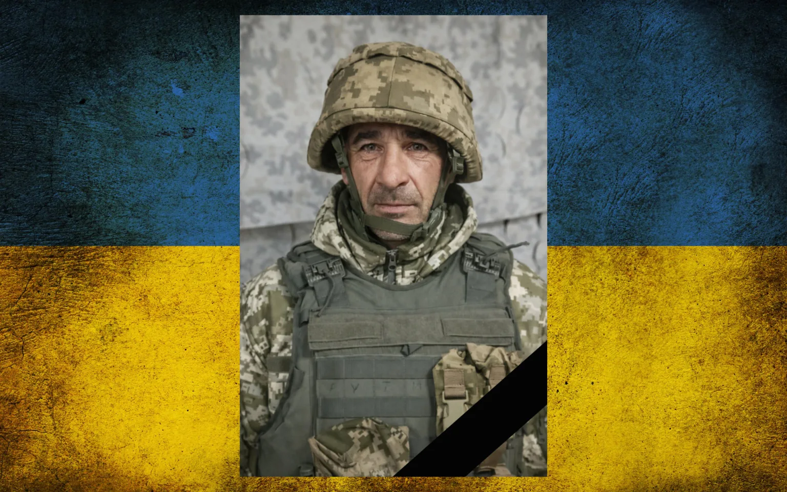 Український військовий на тлі прапора України