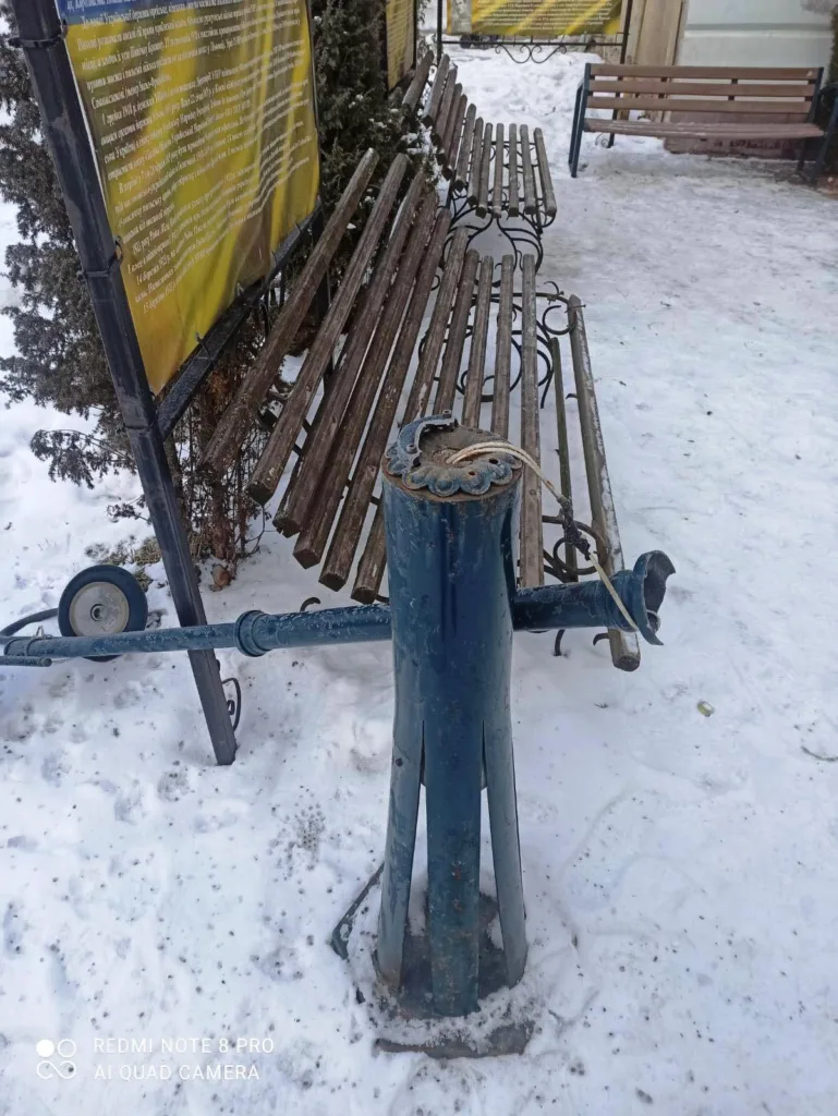 Зимова вулиця зі снігом і лавками