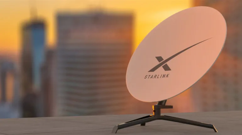 Супутникова антена Starlink на даху міста