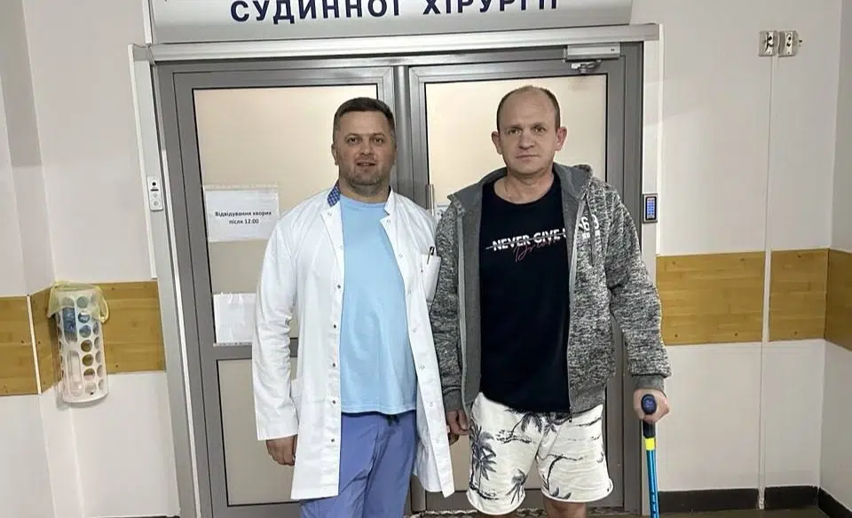 Лікар і пацієнт перед відділенням судинної хірургії