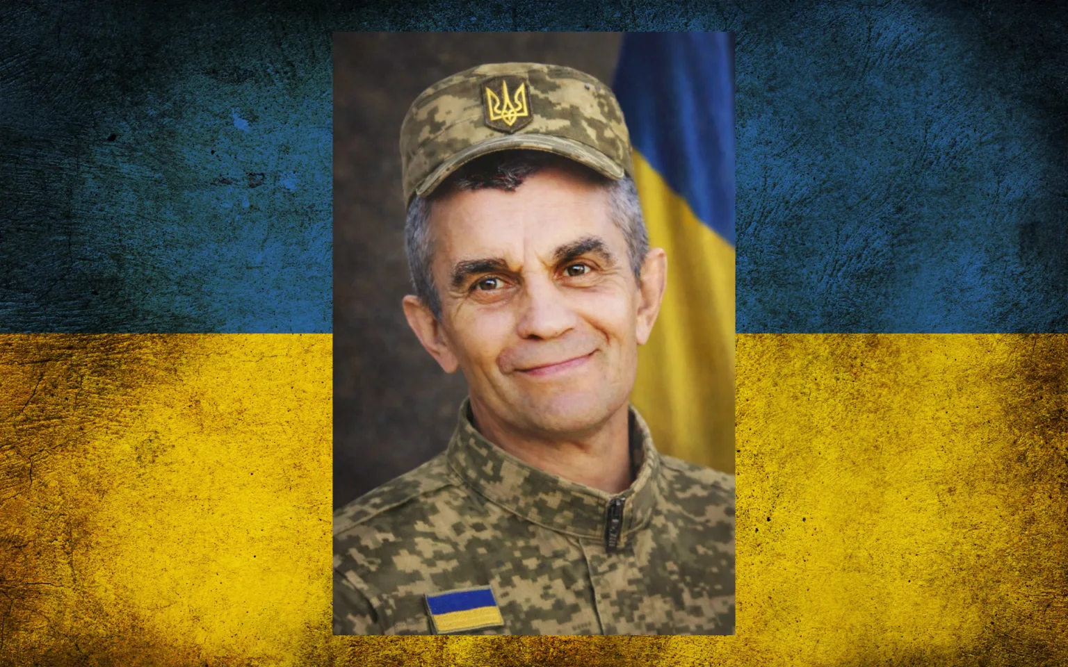 Український військовий на фоні прапора України