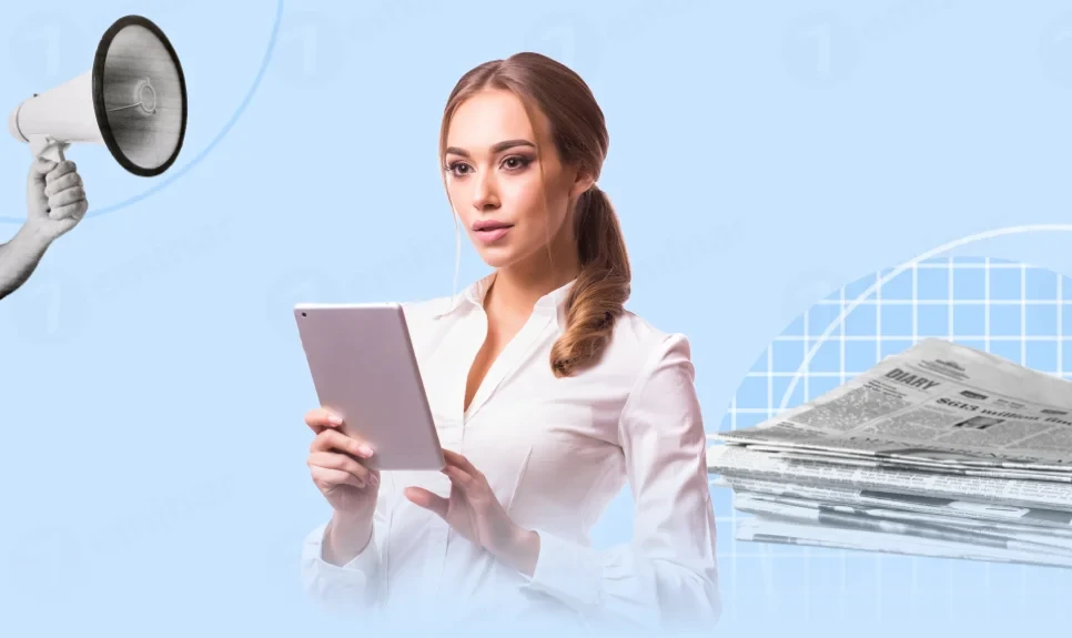 Жінка з планшетом читає новини онлайн