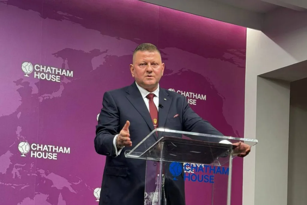 Чоловік виступає за трибуною у Chatham House