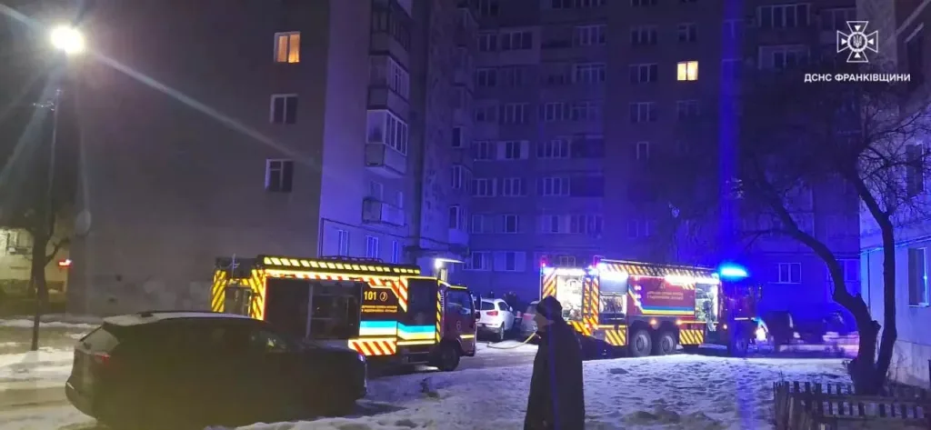 Пожежні машини біля багатоповерхівки вночі