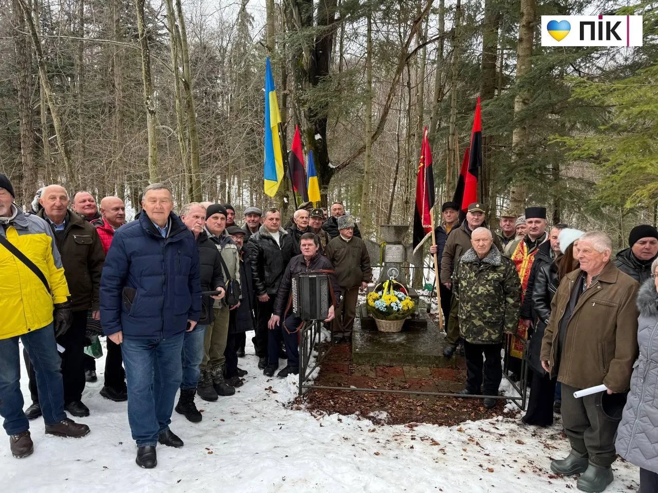 Люди вшанували пам'ять біля меморіалу в лісі