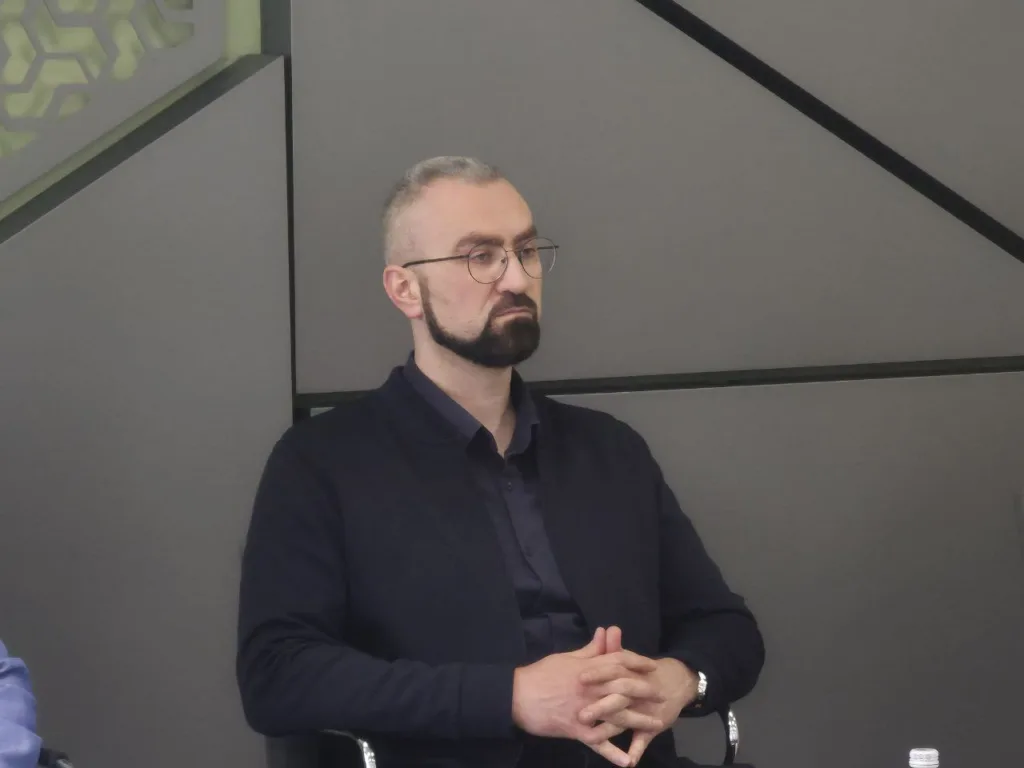 Чоловік сидить у сучасному офісі