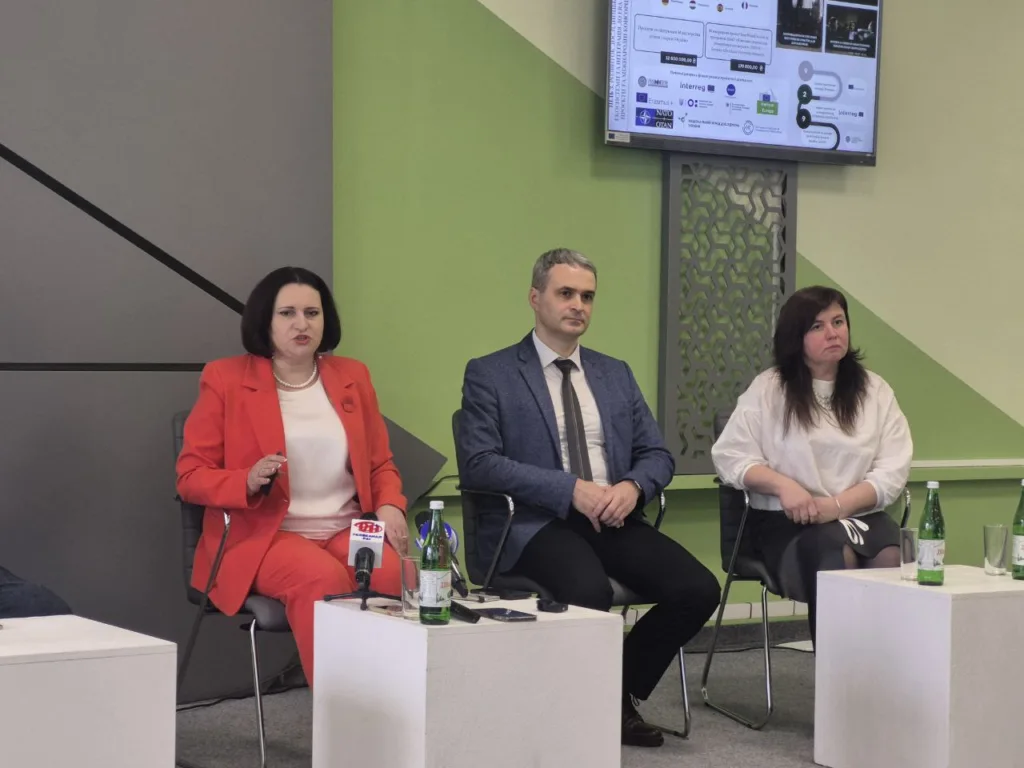 Пресконференція трьох спікерів у сучасній залі