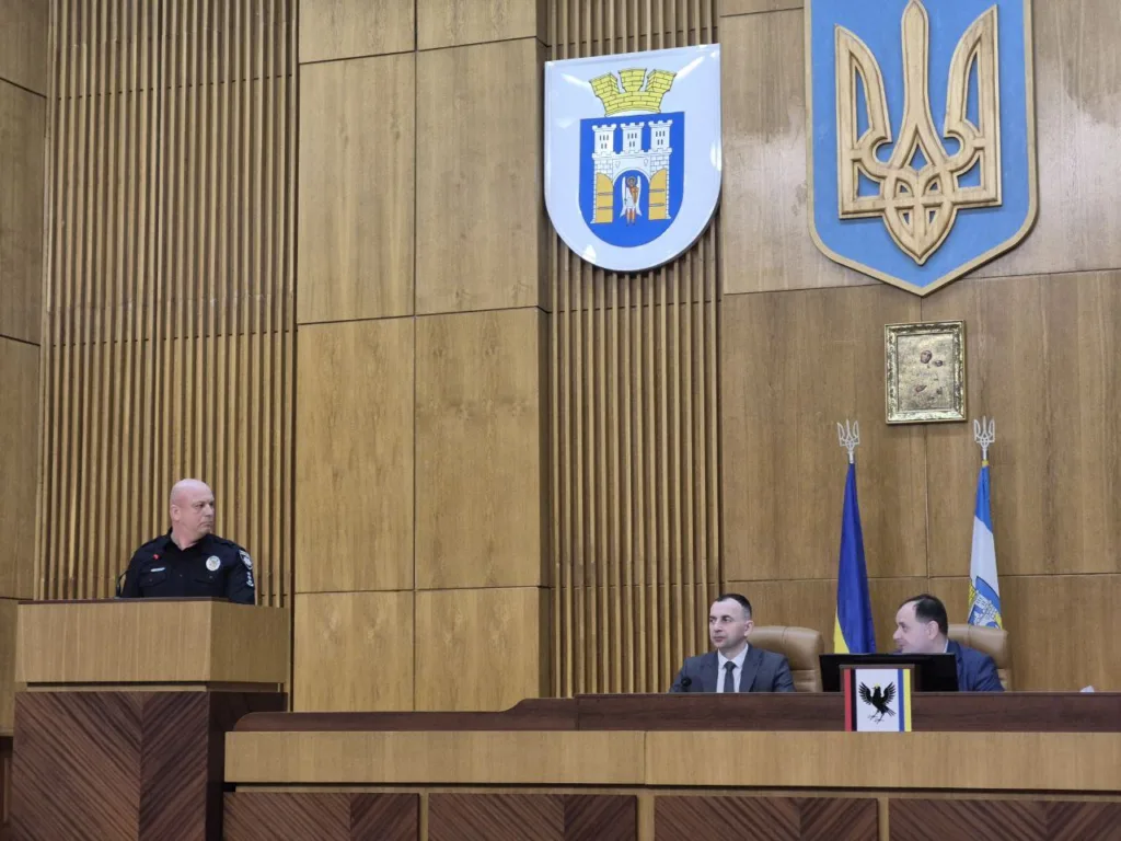 Засідання у залі з державними гербами України