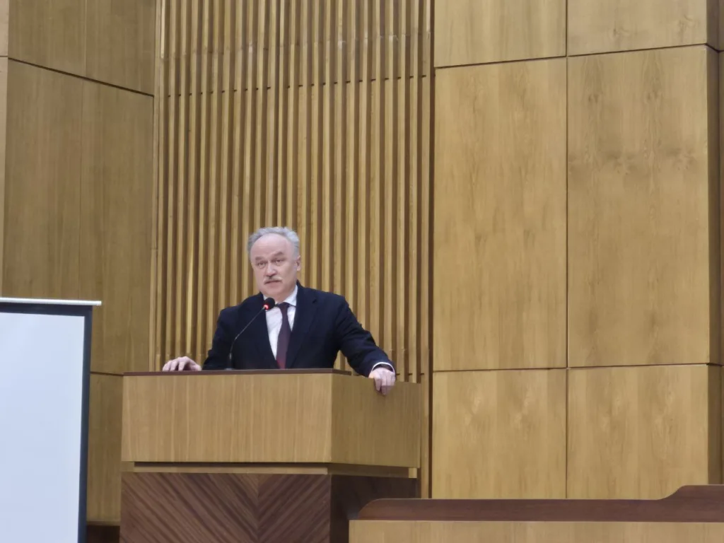 Чоловік виступає з промовою на трибуні