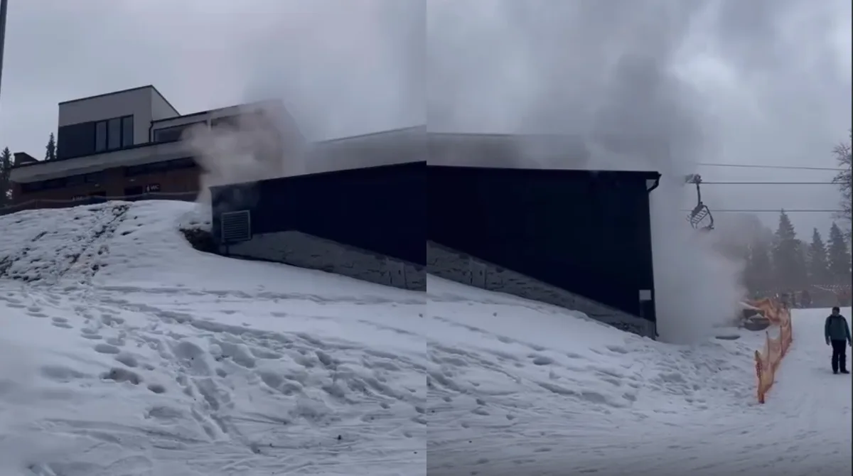 Дим з будівлі на засніженому схилі