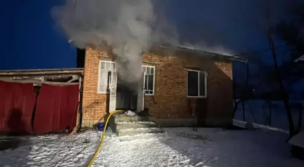 Пожежа в цегляному будинку взимку