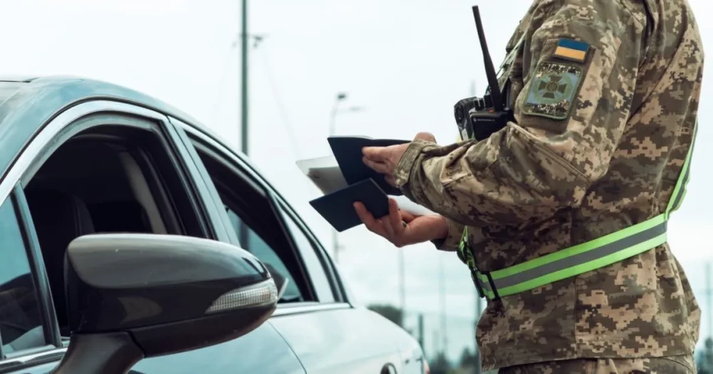 Військовий перевіряє документи на блокпості