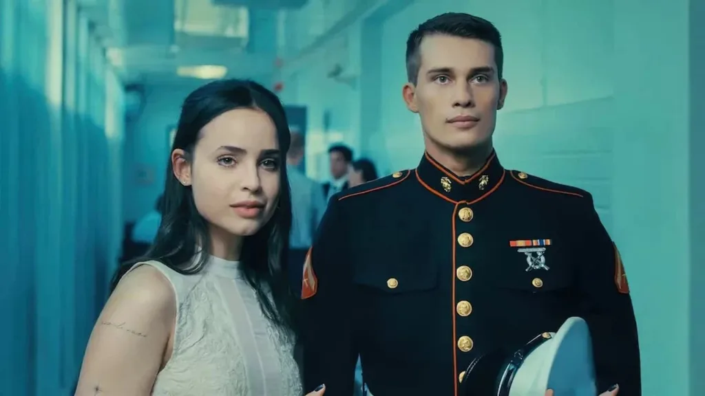 Жінка поруч із військовим у формі в коридорі