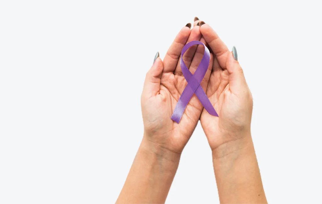 Фіолетова стрічка підтримки в руках