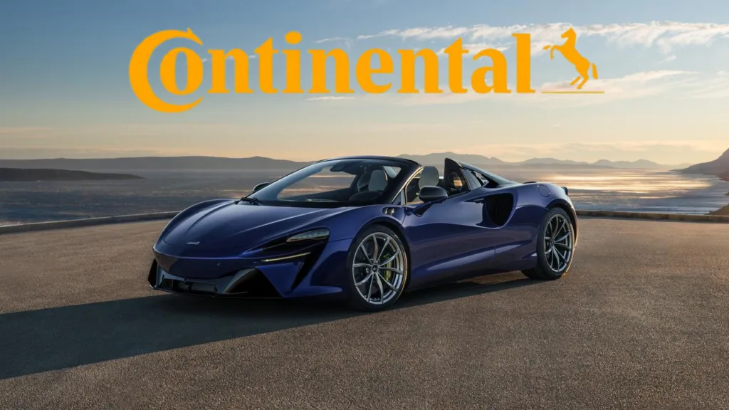 Синій спортивний автомобіль Continental на дорозі