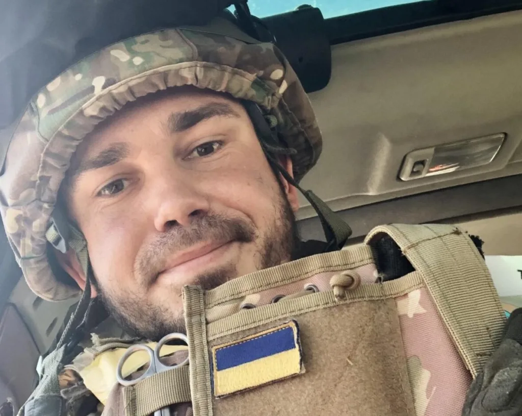 Український військовий у шоломі та бронежилеті