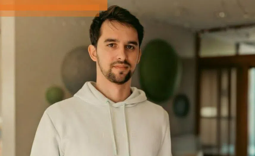 Молодий чоловік у світрій кофті в приміщенні