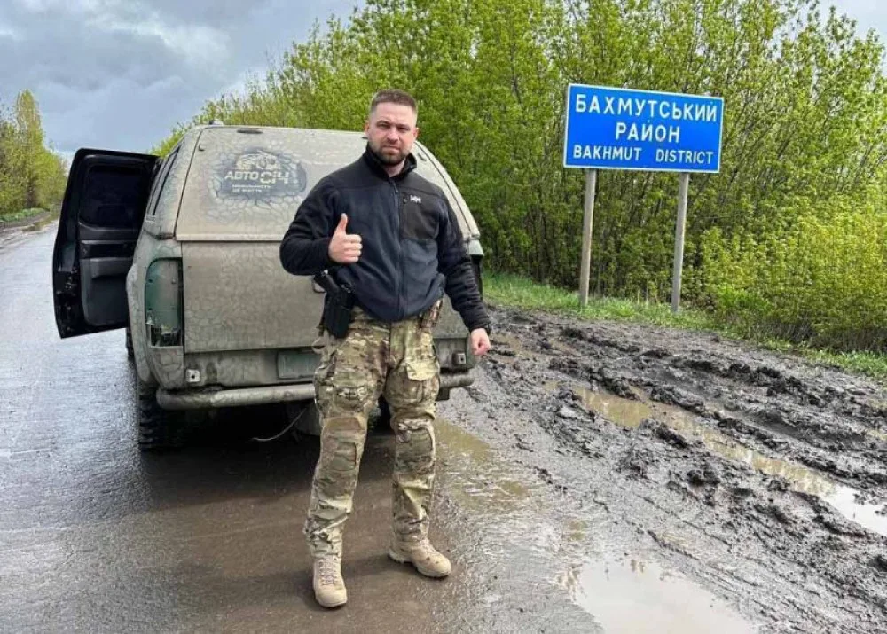 Військовий біля знаку Бахмутський район