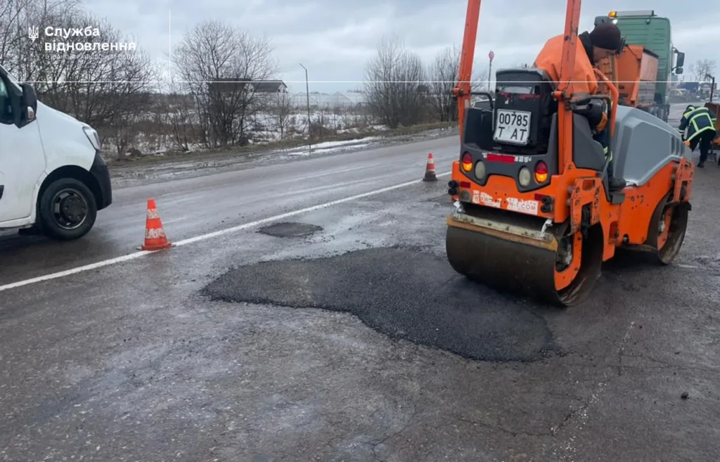 Ремонт дороги асфальтоукладальником взимку