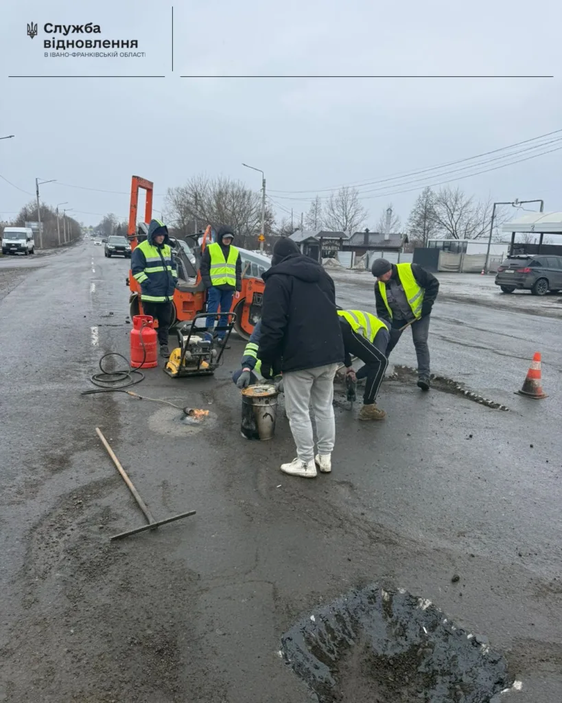 Робітники лагодять асфальт на дорозі Івано-Франківщини