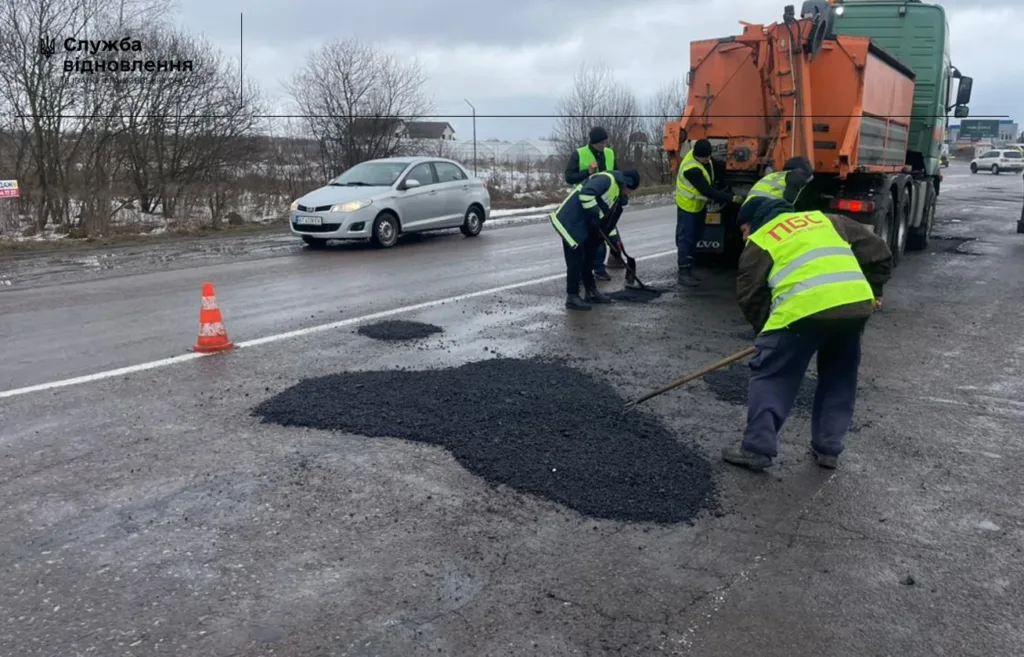 Ремонт дороги робітниками у світловідбивних жилетах