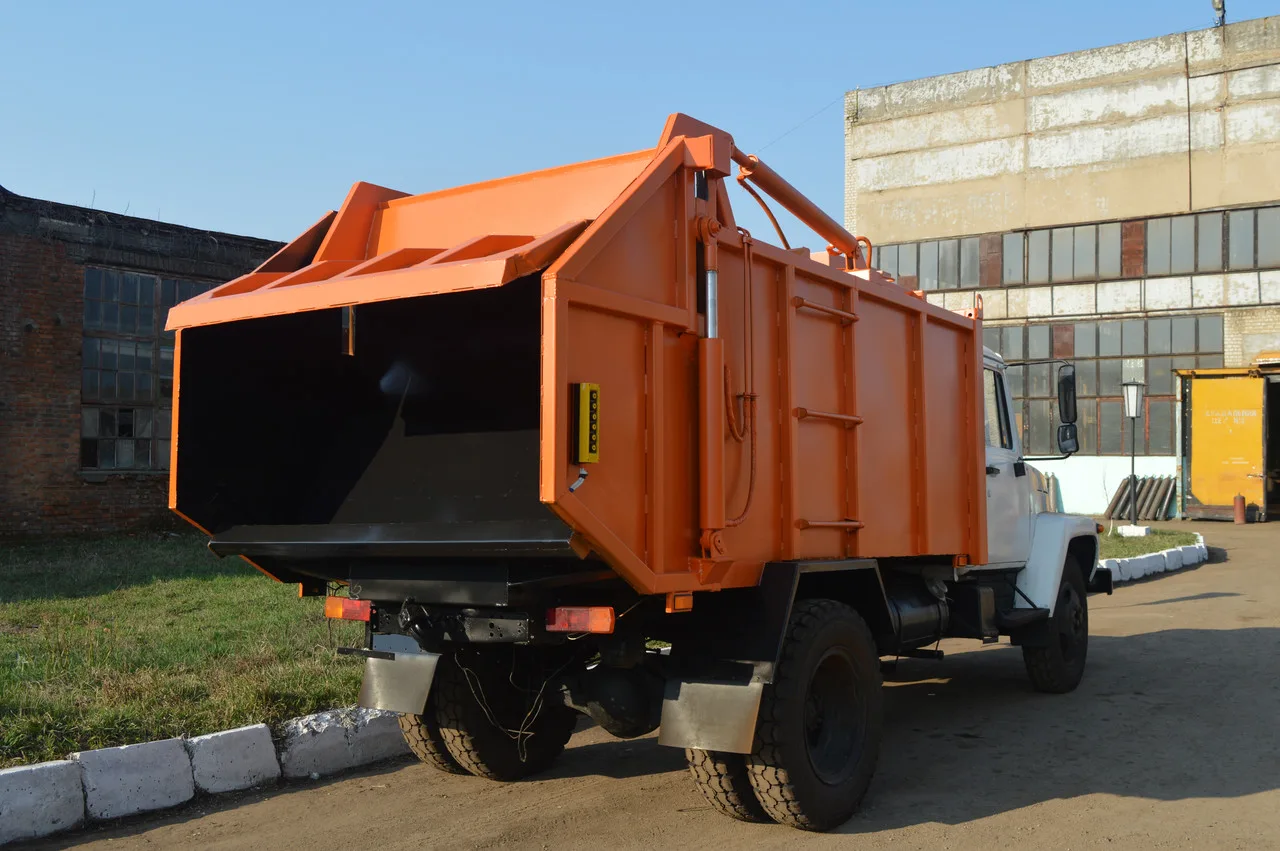 Помаранчева вантажівка для збору сміття на вулиці