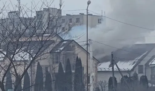 Дим над житловими будинками взимку