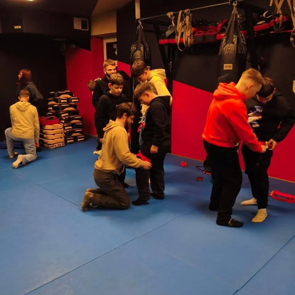 Тренування дітей у залі бойових мистецтв