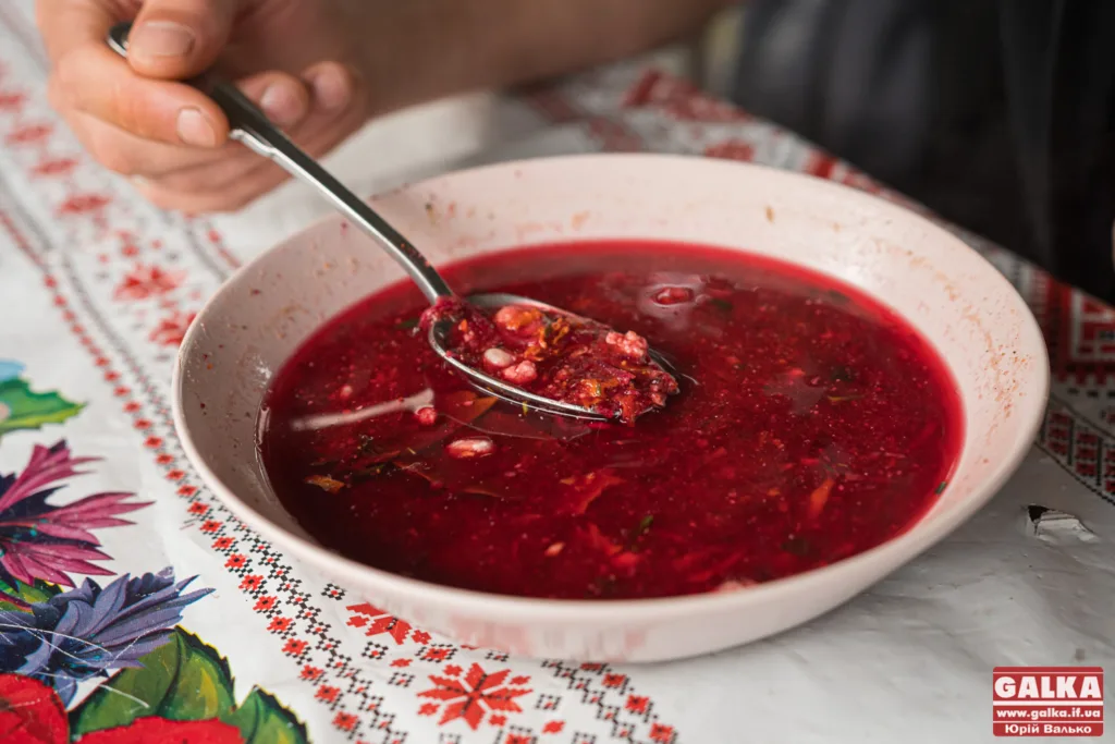 Тарілка українського борщу з ложкою