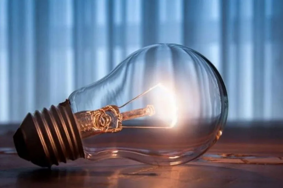 Світлова лампочка, що лежить на столі