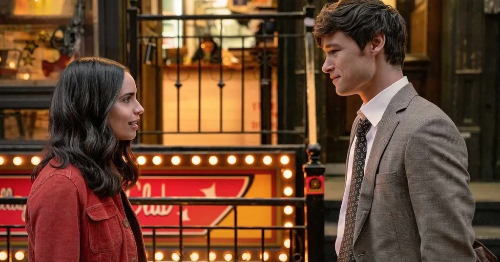 Чоловік і жінка розмовляють на вулиці ввечері