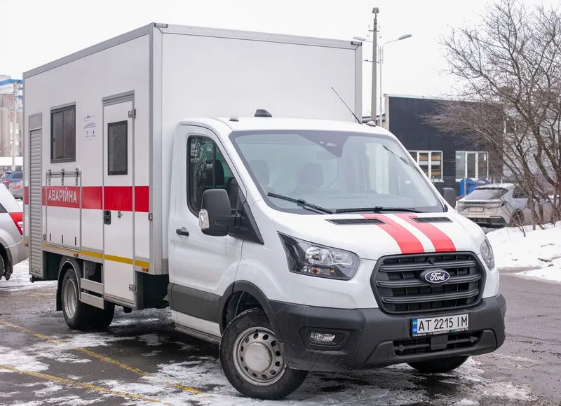 Білий аварійний автомобіль Ford на парковці