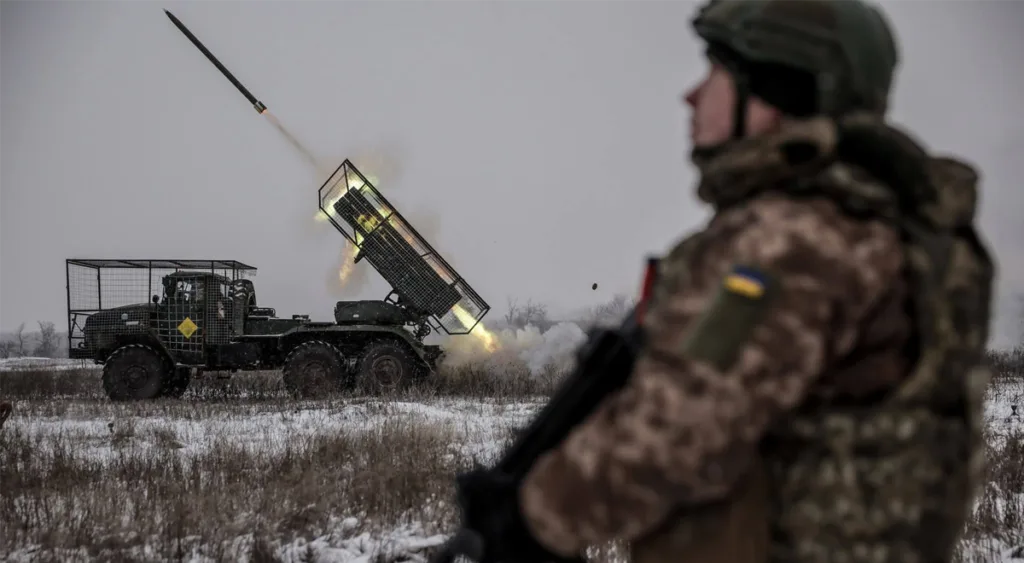 Український військовий біля реактивної установки на полі бою