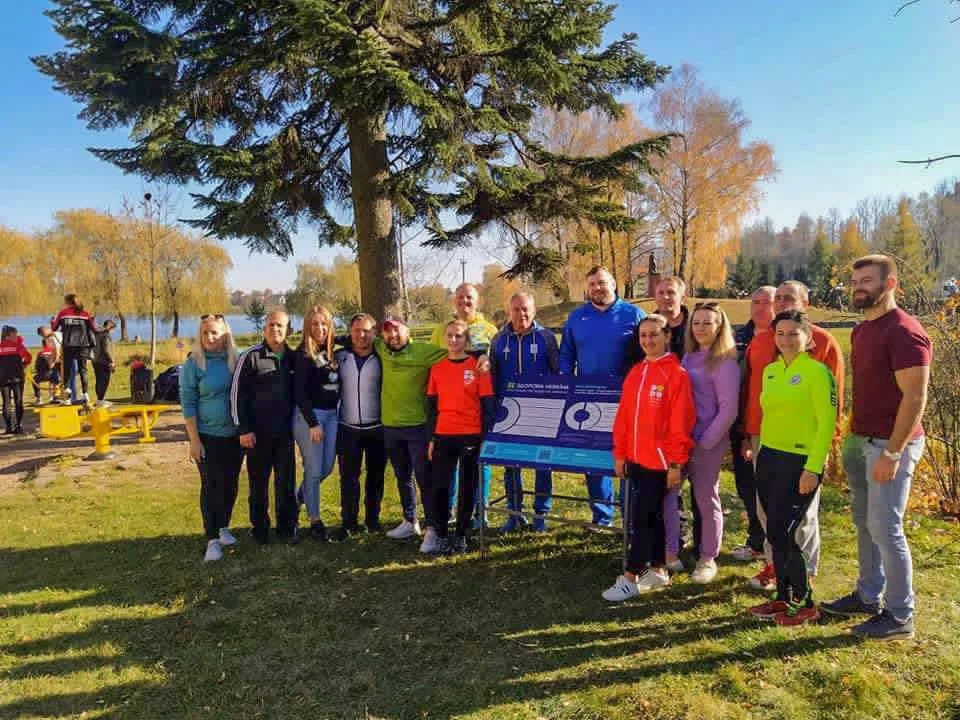 Група людей на відкритому повітрі біля озера