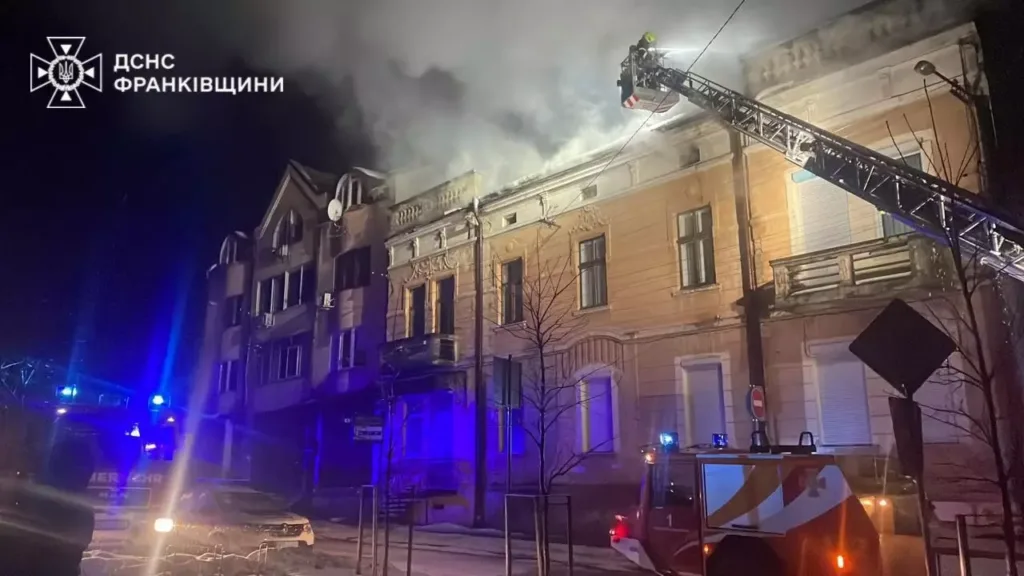 Пожежники гасять вогонь у житловому будинку