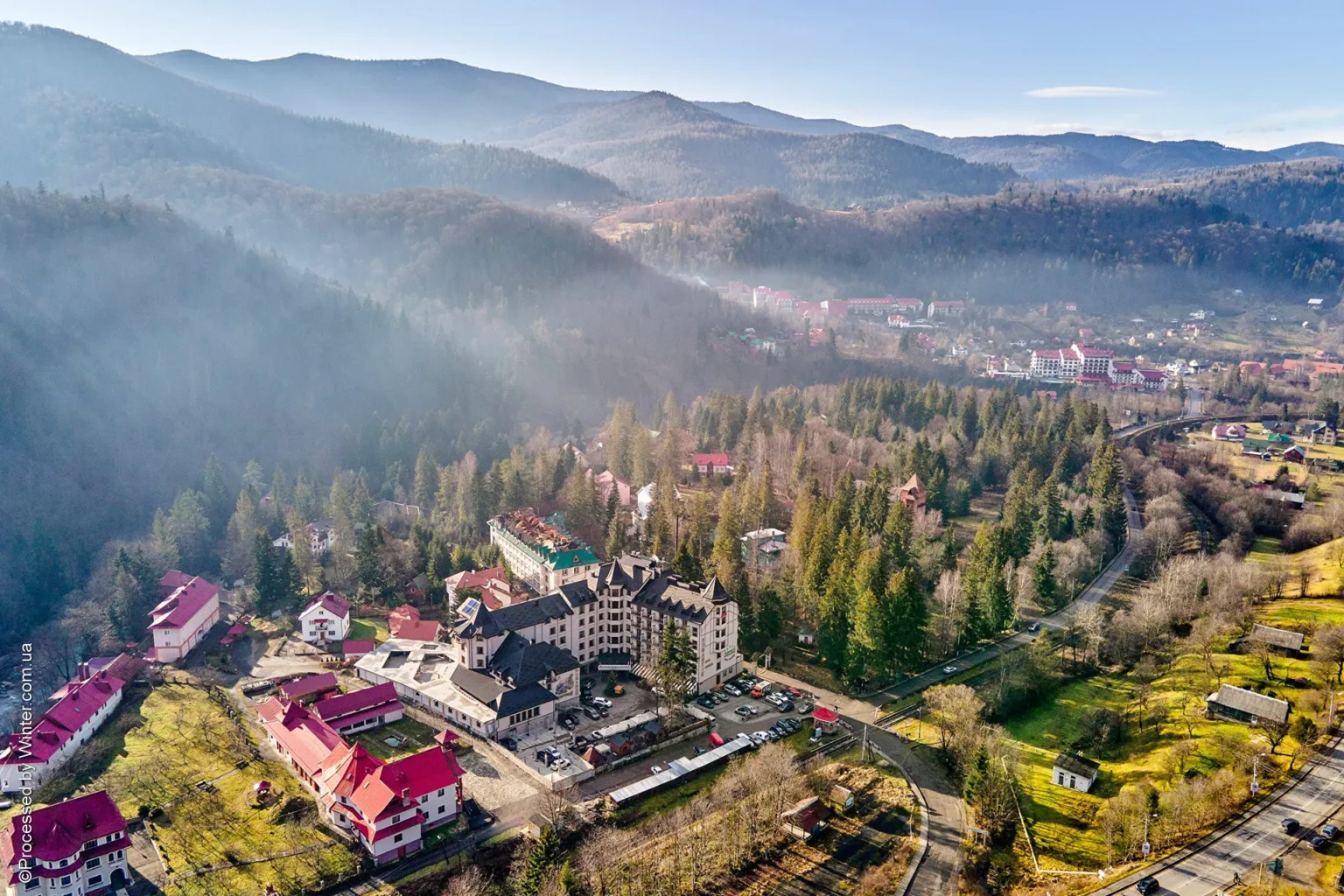 Карпатське гірське містечко з лісами і готелями