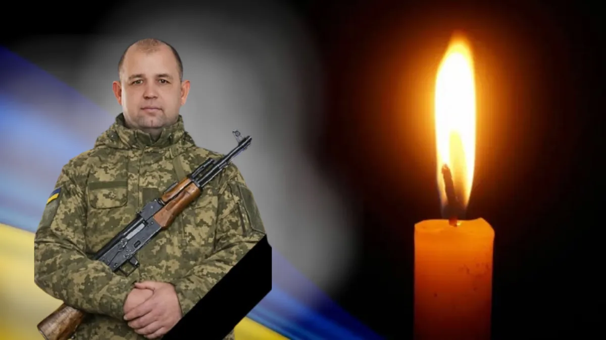 Український військовий з рушницею та свічка пам’яті