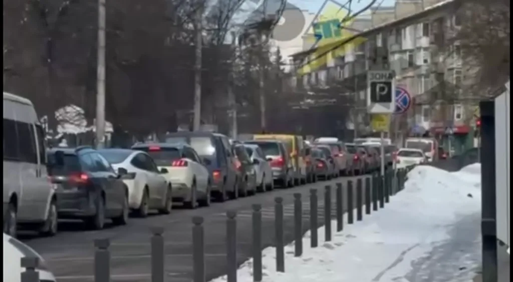 Затори автомобілів на зимовій міській вулиці