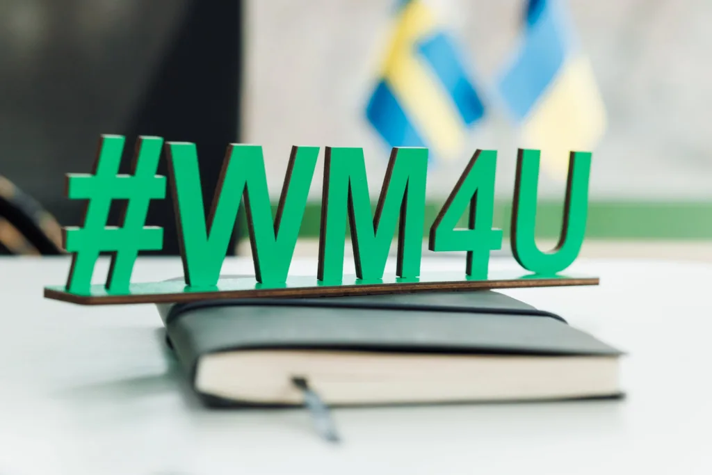Хештег WM4U на столі з блокнотом