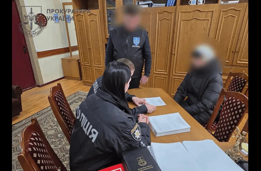 Поліція України проводить допит у прокуратурі