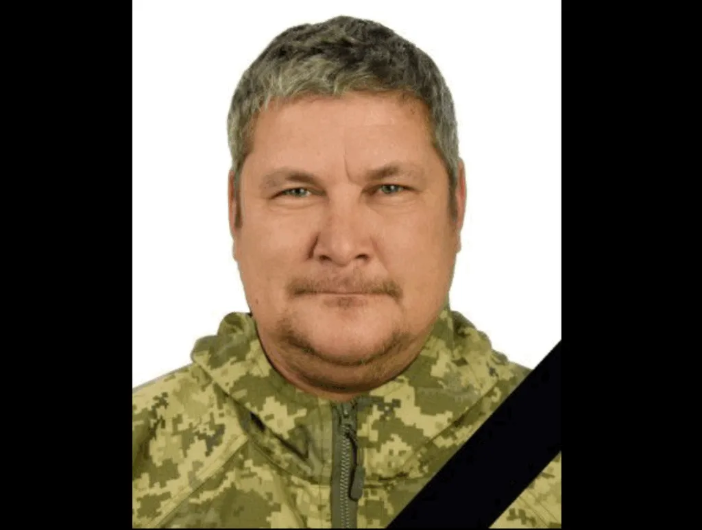 Український військовий у камуфляжній формі на білому тлі