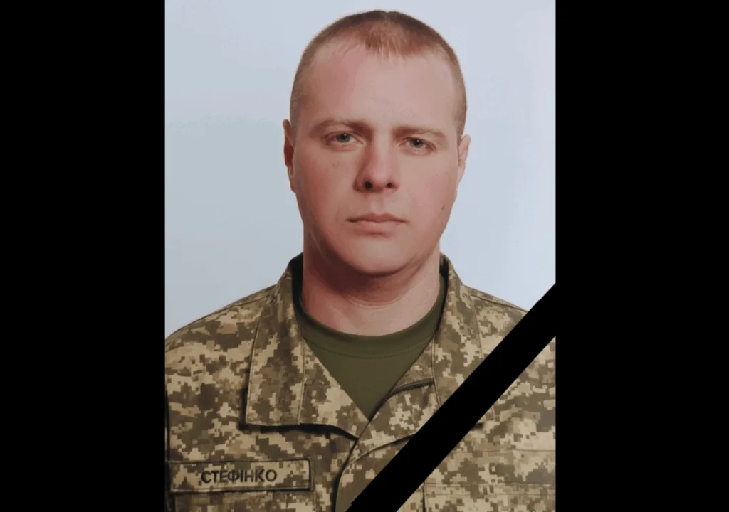 Український військовий у камуфляжній формі