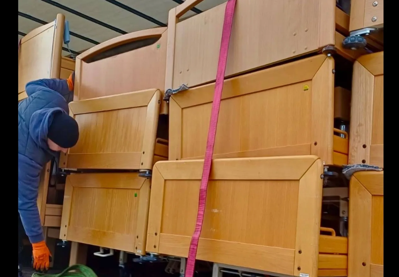 Завантаження дерев'яних ліжок у вантажівку