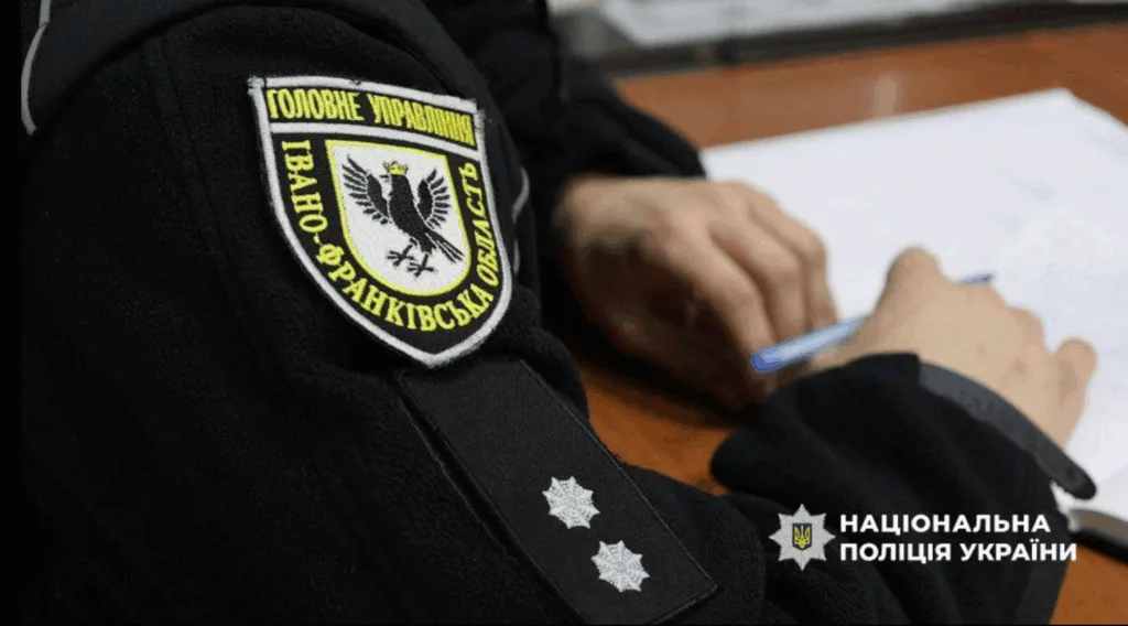 Поліцейський Івано-Франківської області за робочим столом