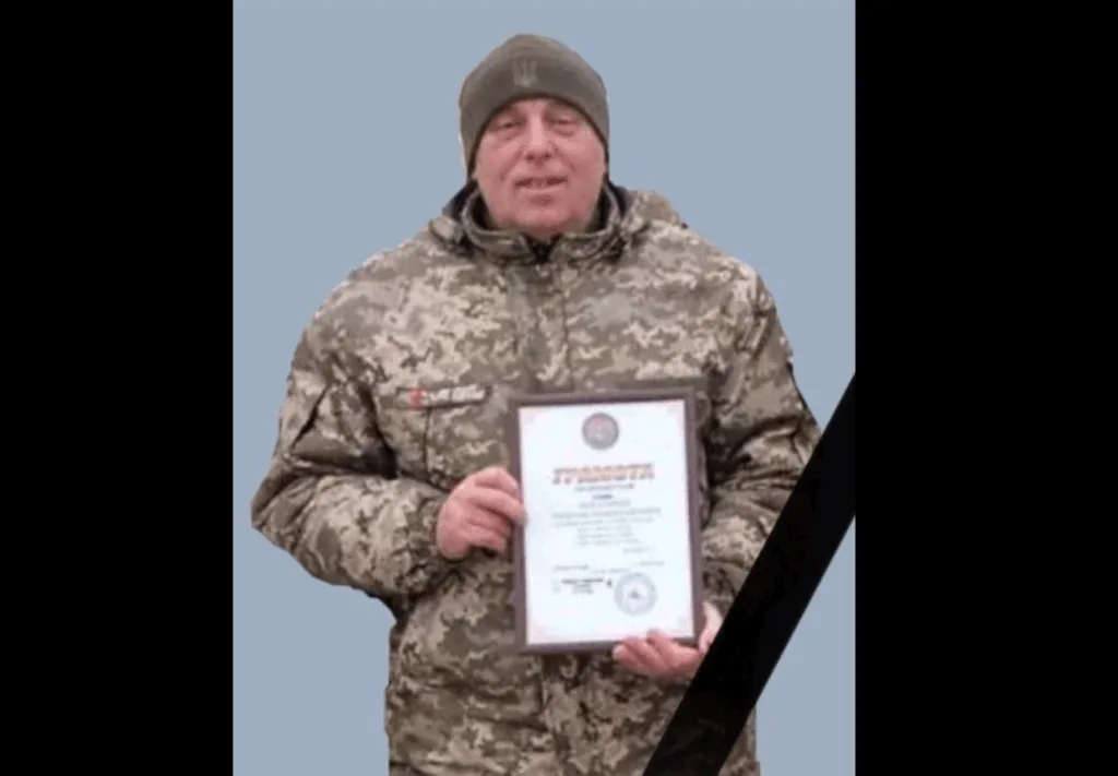 Військовий у формі тримає грамоту